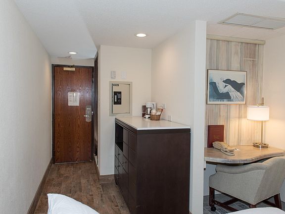 4th image of 211 N Oak Park Ave