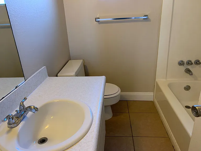 Micheli Court Apartments — Photo 9