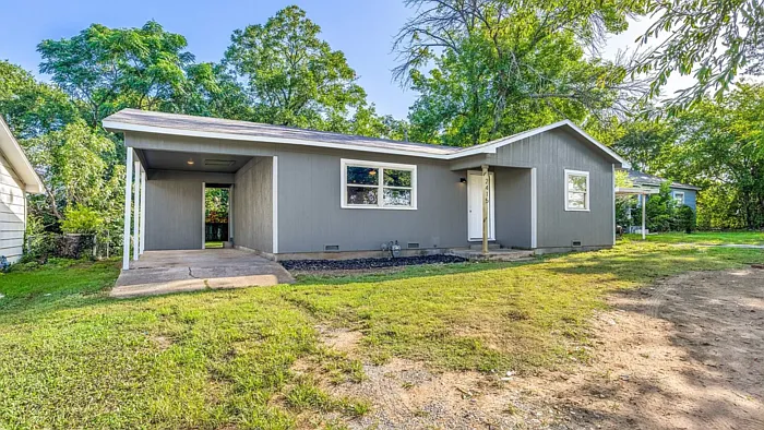 2 bed, 1.0 bath, 1005 sqft, $1,200 — Photo 2