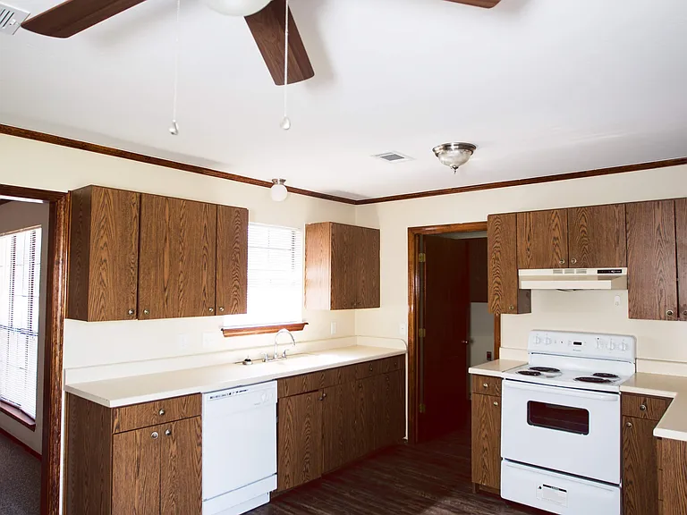 Quail Creek Apartments & Duplexes — Photo 23