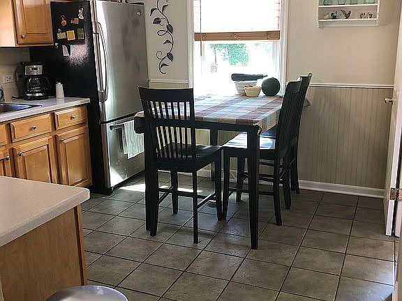 Kitchen 2 with full table 