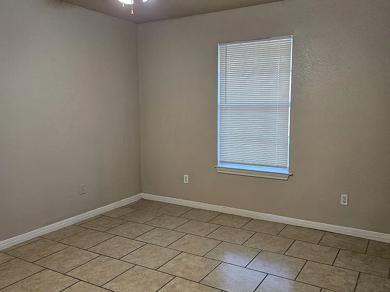 233 E Craven Ave — Photo 6