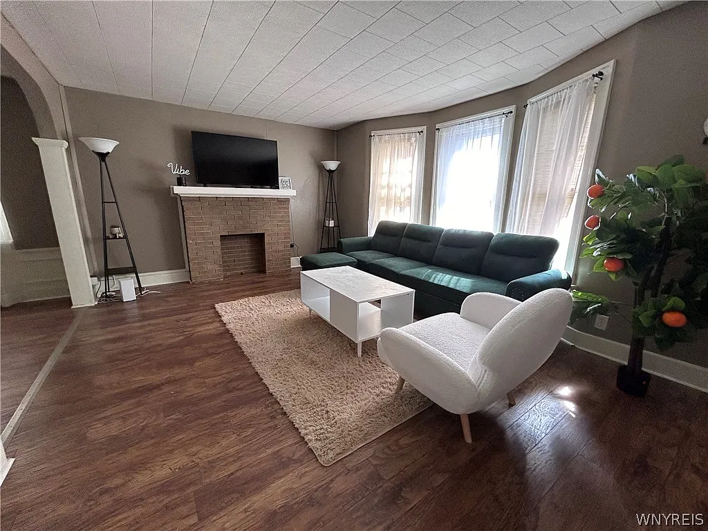 2 bed, 1.0 bath, 2137 sqft, $1,200 — Photo 2