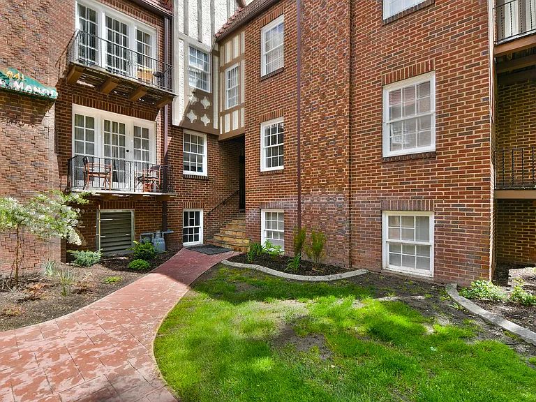 Park Manor Apartments — Photo 9