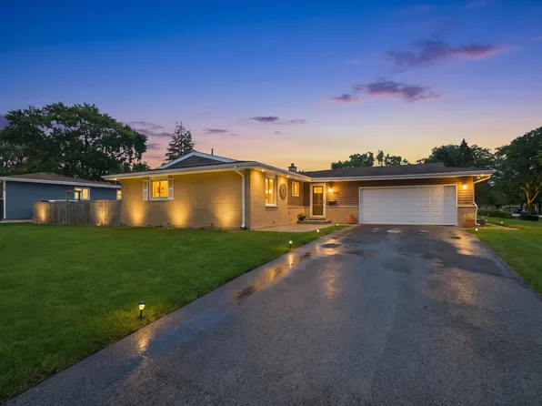 601 E Dogwood Ln, Mount Prospect, IL 60056