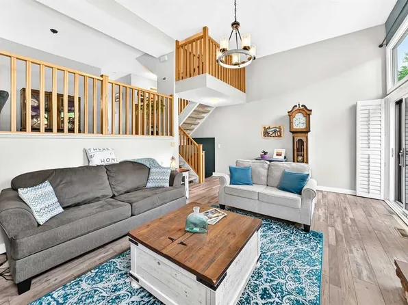 185 S Woodridge Dr SW #3, Calgary, AB T2W 3X7