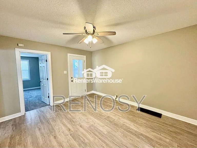 1138 E 8th St — Photo 12