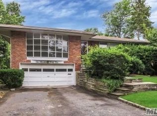 534 Bunker Ct, Valley Stream, NY 11581