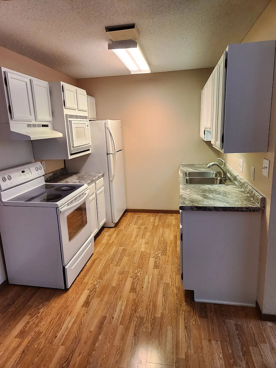 Building Photo - 4 Pine Tree Dr #127