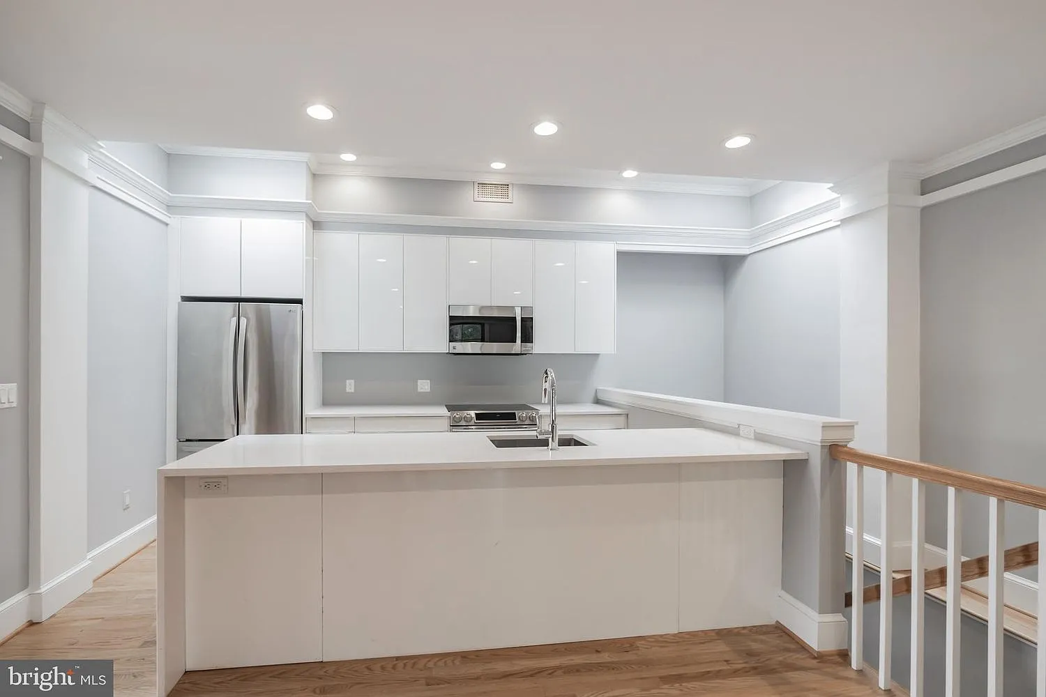 2 bed, 1000 sqft, $6,150 — Photo 4