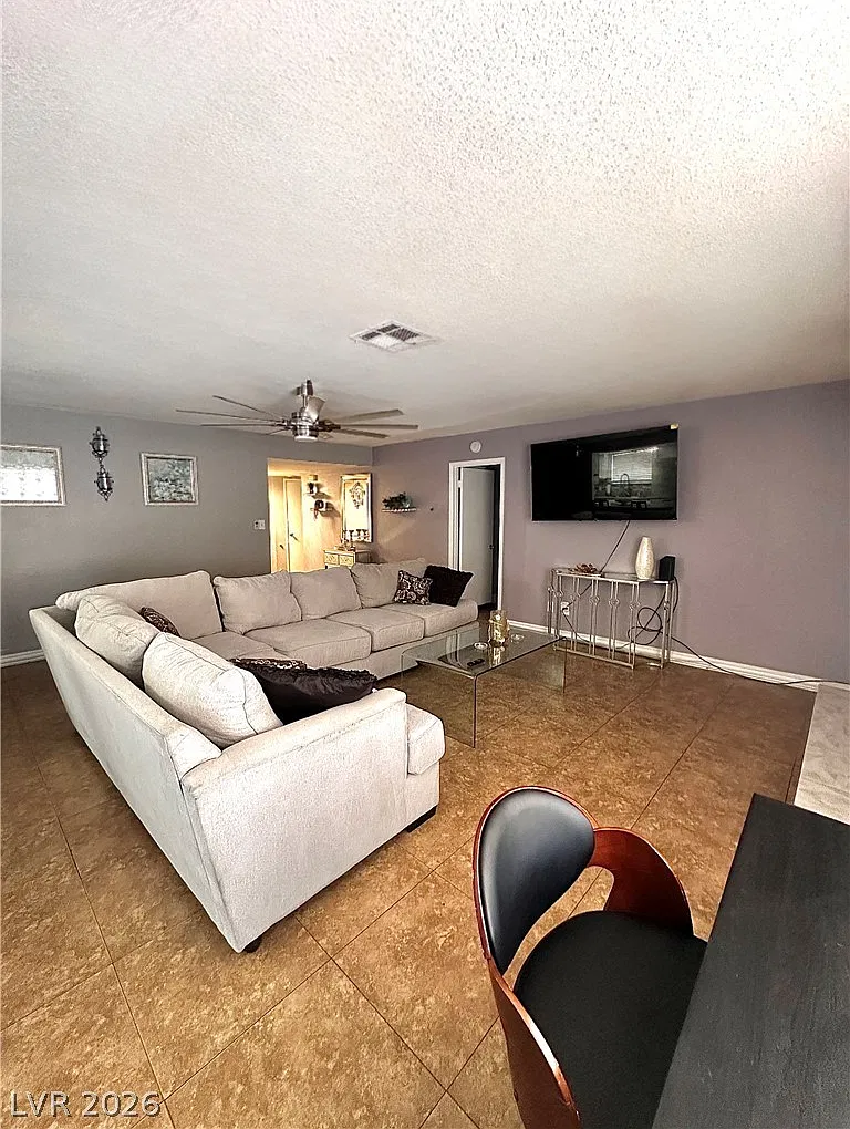 3 bed, 2.0 bath, 1472 sqft, $4,500 — Photo 3