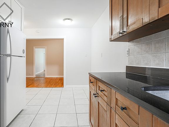 3rd image of 300 Hewes St #2