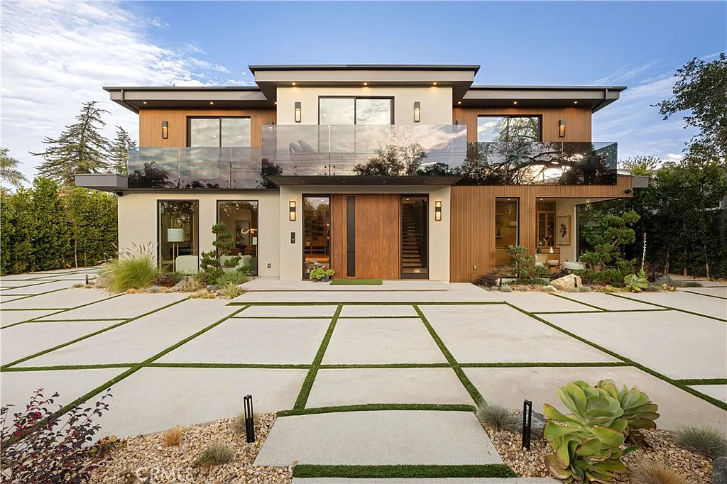 5 bed, 6687 sqft, $30,000 — Photo 2