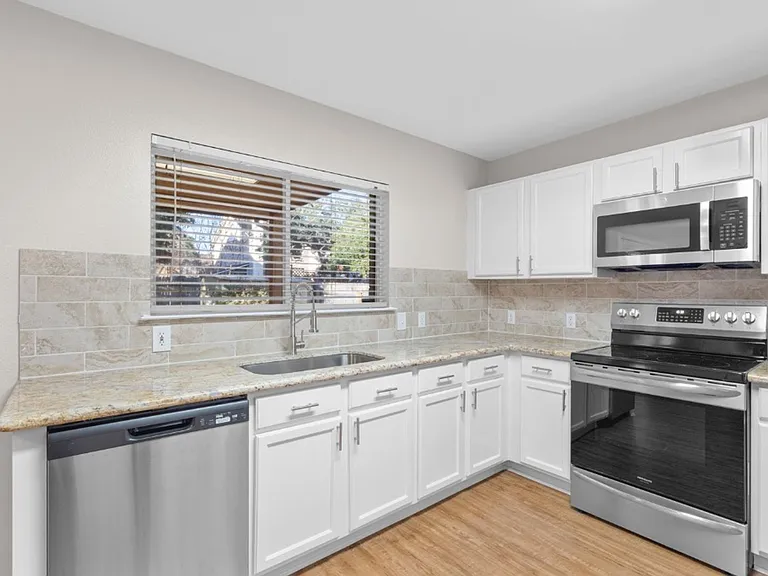 905 Lodosa Dr — Photo 5