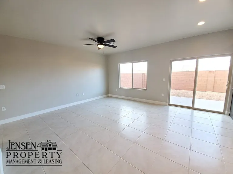 Three Bedroom Red Mountain Vista Town Home — Photo 7