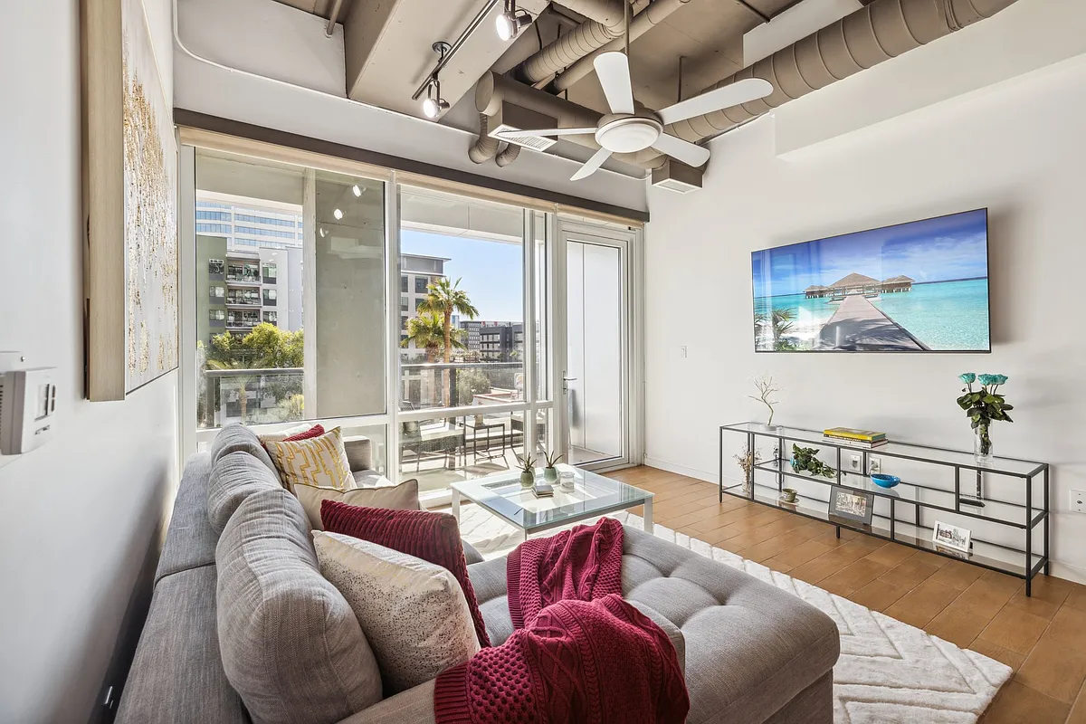 Building Photo - 1 E Lexington Ave #302