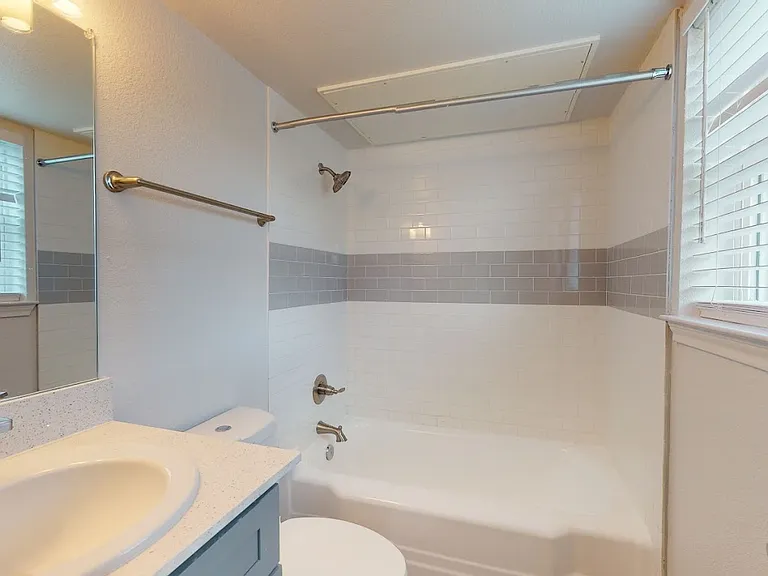 4700 Worth St — Photo 2