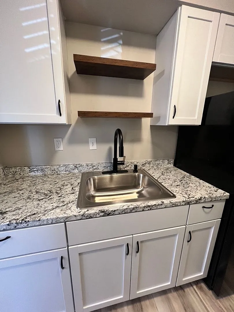 Stunning 1 Bedroom Apartment w/ Covered Parking — Photo 1