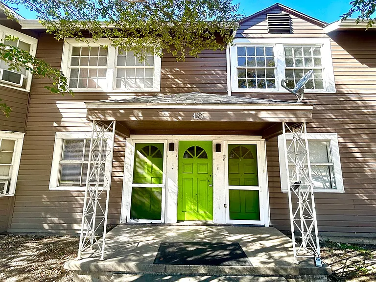 425 Maverick St — Photo 3