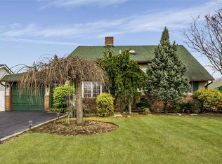 5 Star Ln, Levittown, NY 11756