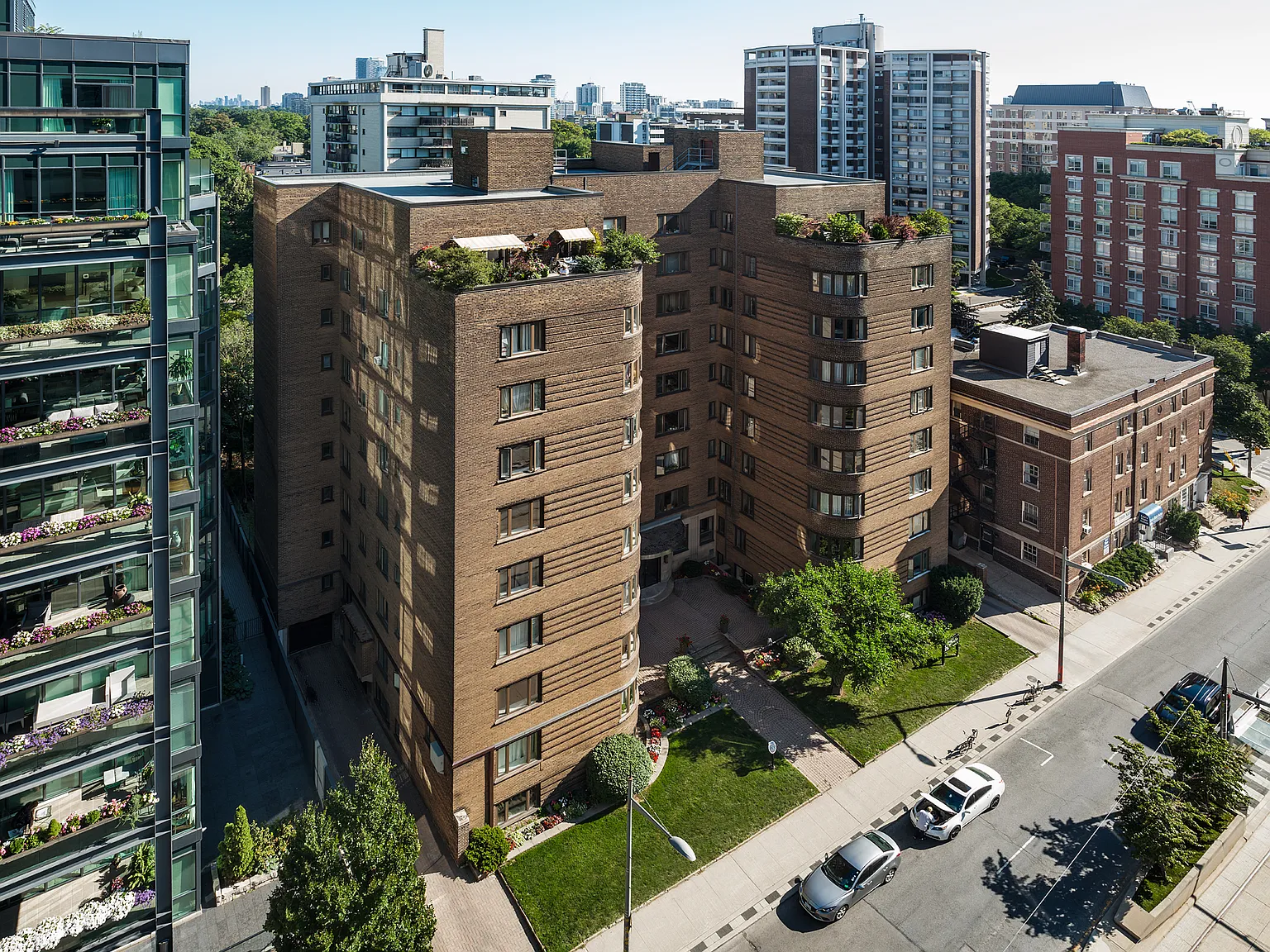 110 St. Clair Avenue W — Photo 3