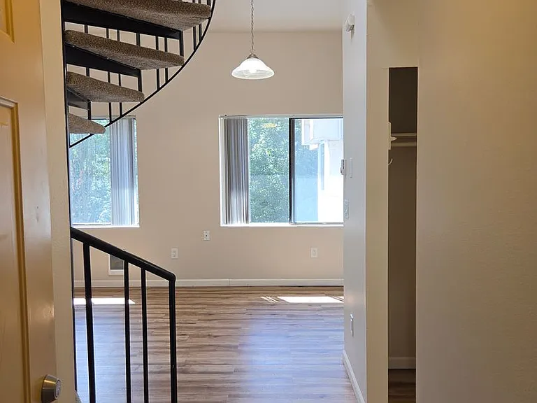 First Hill Apartments — Photo 18