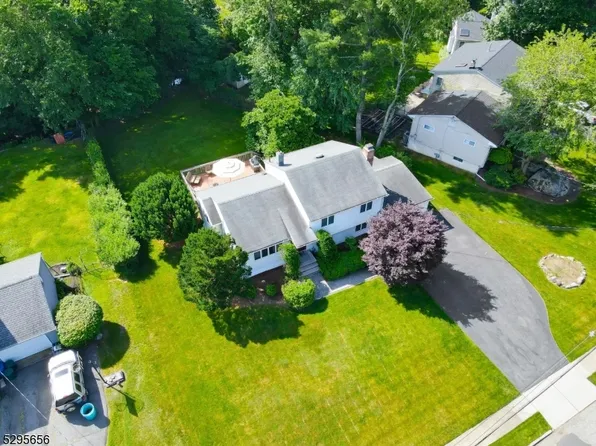 24 Sycamore Dr, Waldwick Boro, NJ 07463