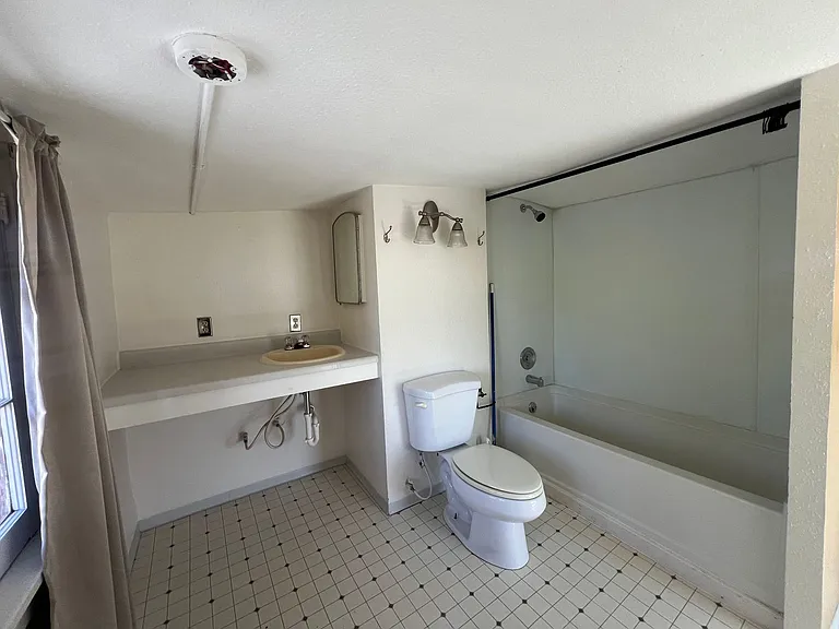 225 N Washington St — Photo 13