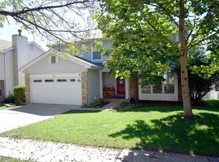 560 Elm Crossing Ct, Ballwin, MO 63021