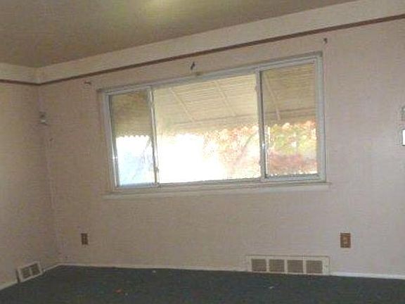 4th image of 16011 Beverly Cir