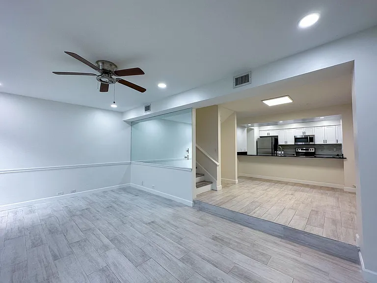 2530 W Maryland Ave #B — Photo 17