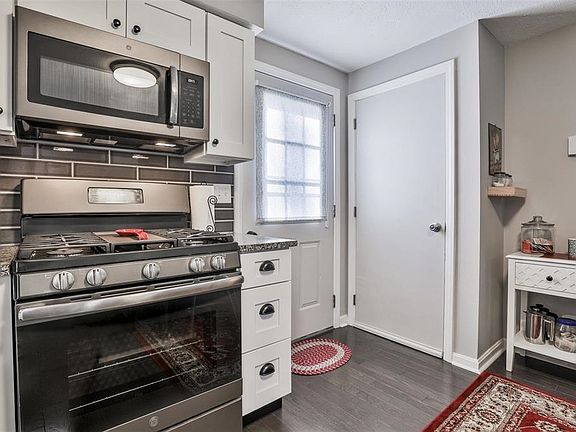 4th image of 2 Fieldstone Drive