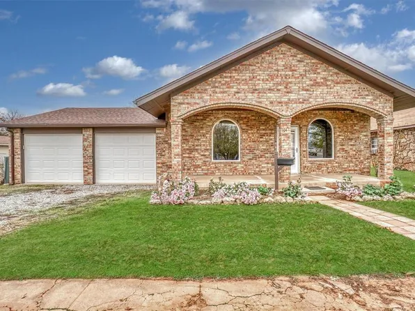 704 E Liveoak St, Altus, OK 73521