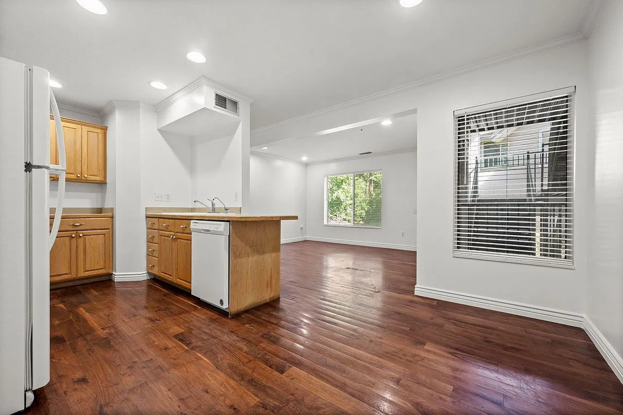 3 bed, 1047 sqft, $1,950 — Photo 1