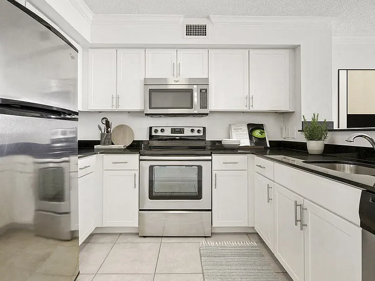 Gables Grand Plaza Apartments — Photo 65