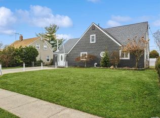 104 Hamlet Rd, Levittown, NY 11756