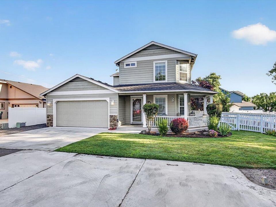 1st image of 207 Maxwell Pl