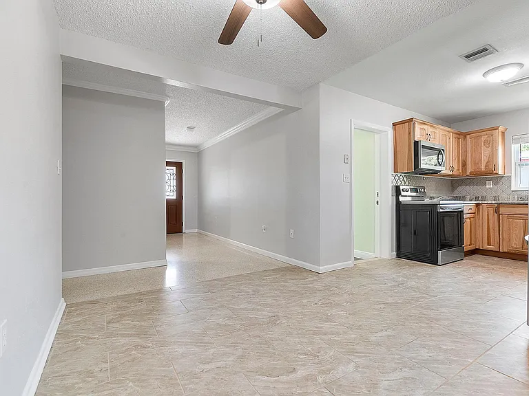320 Le Jeune Dr — Photo 10