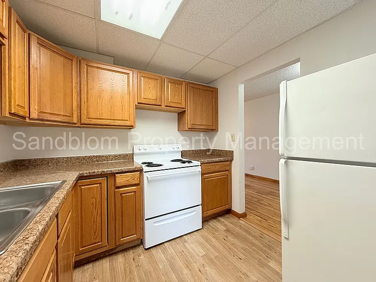 1135 E 37th St S — Photo 10