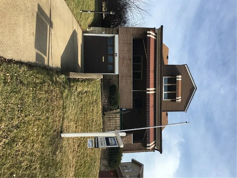 919 Broadway St photo 1