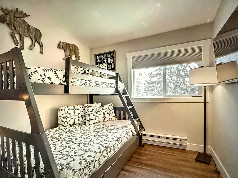 2nd bedroom with full/twin bunkbed