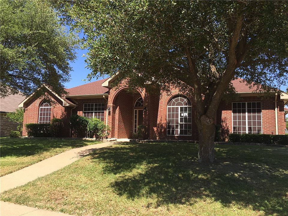 1st image of 824 Bridle Dr