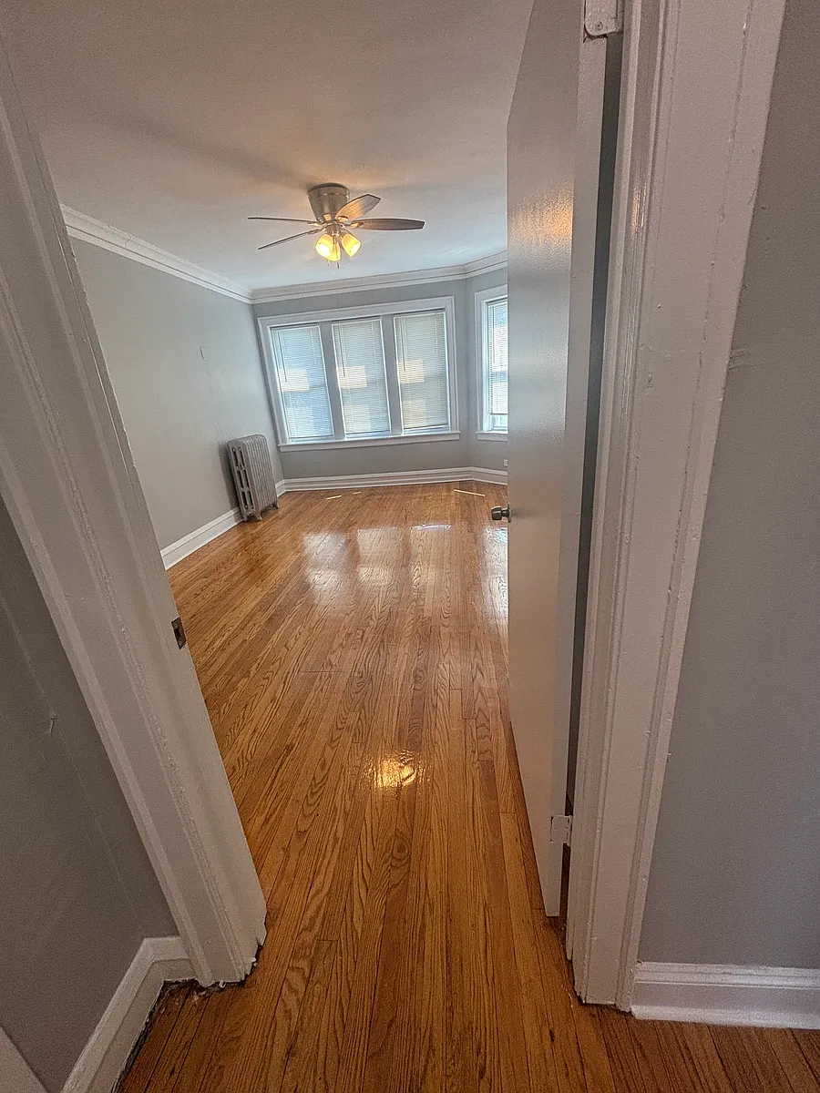 Building Photo - 656 E 81st St #2