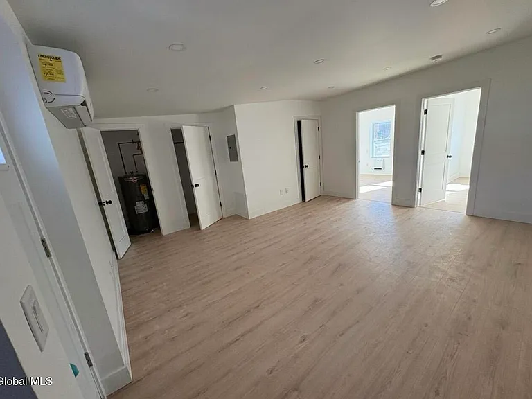 31 Van Zandt St — Photo 3