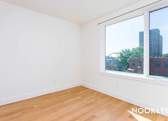 4th image of 820 Willoughby Ave #3F