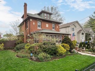 221 Linden Ave, Westbury, NY 11590