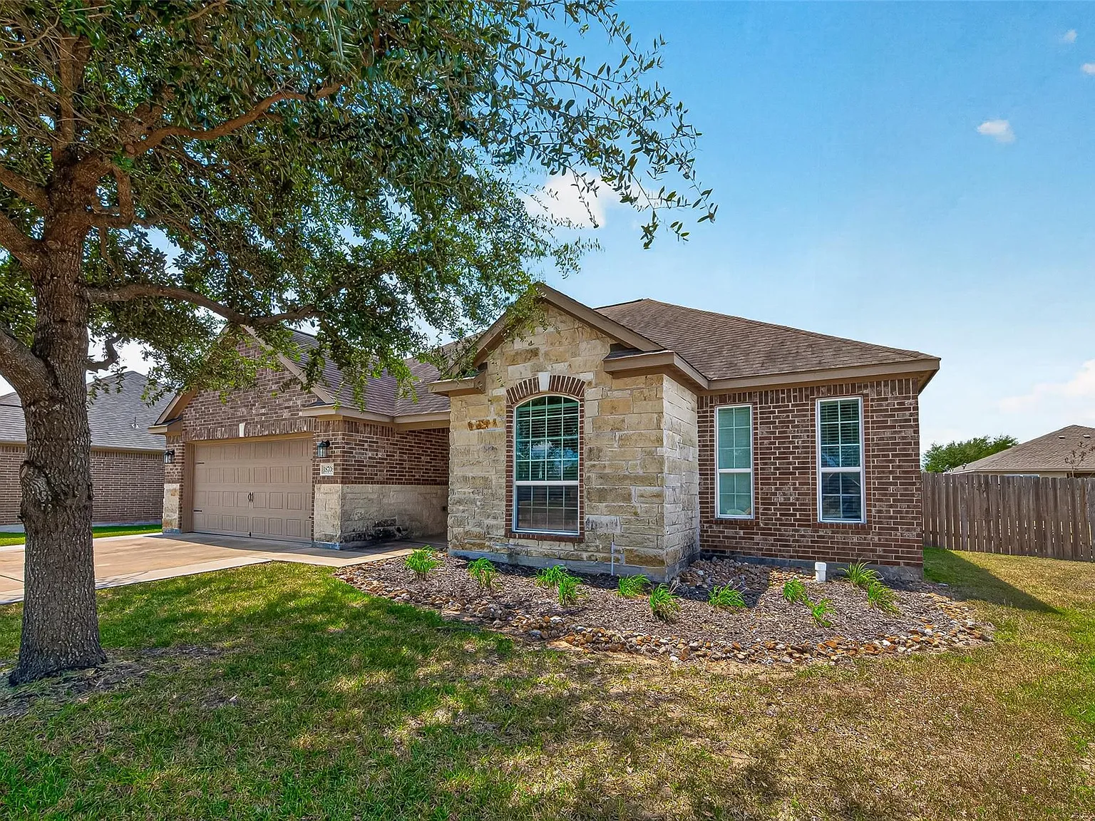 3 bed, 2.0 bath, 1635 sqft, $1,950 — Photo 2