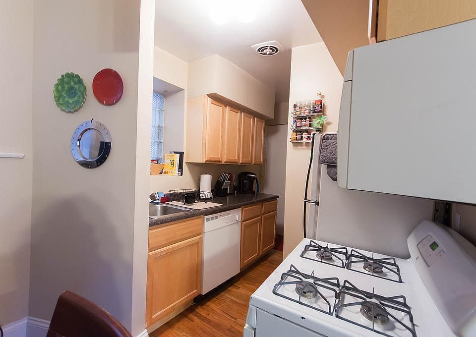 1st image of 734 W Oakdale Ave #V1f0y4see