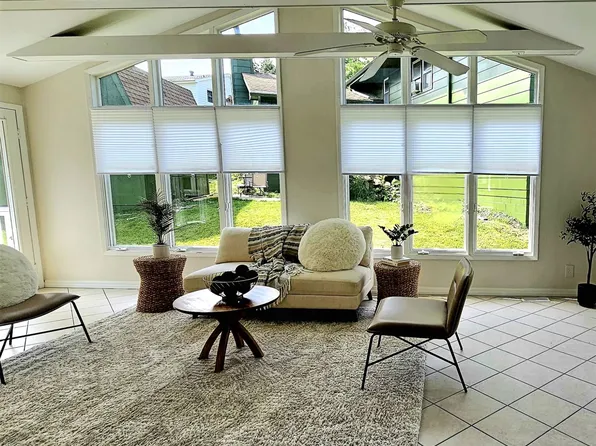 6916 Hopkins Rd, Urbandale, IA 50322