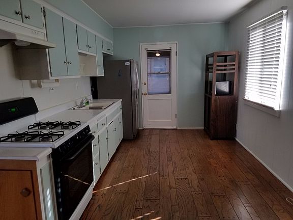 3rd image of 312 E Barker Blvd
